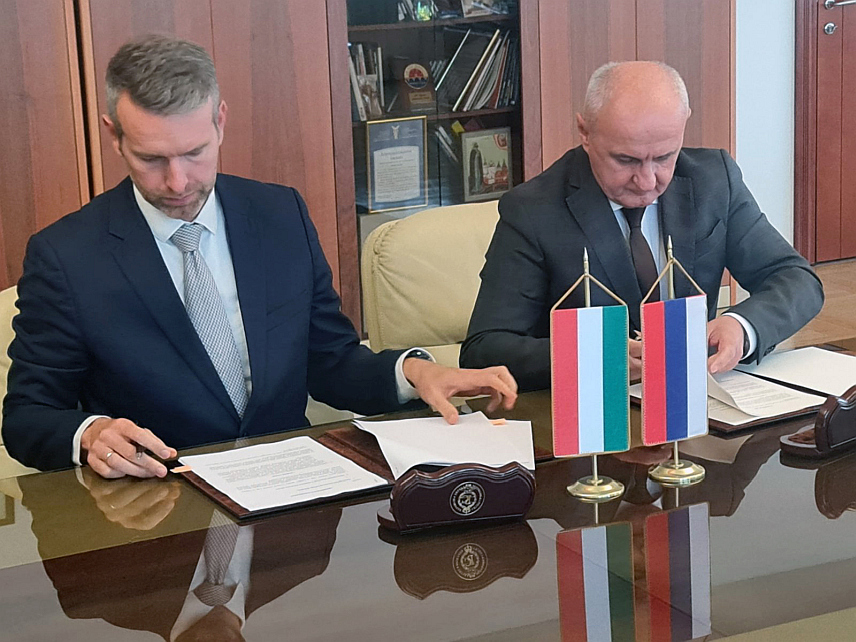 БАЊАЛУКА, 4. ОКТОБРА /СРНА/ - Министар енергетике и рударства Републике Српске Петар Ђокић и државни секретар Министарства енергетике Мађарске Атила Штајнер потписали су данас у Бањалуци меморандум о разумијевању који подразумијева сарадњу у области електроенергетике, рударства и геологије.