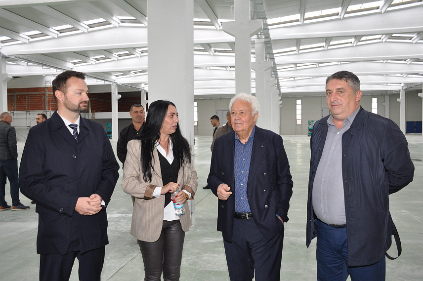 ПРИЈЕДОР, 4. ОКТОБРА /СРНА/ - Вршилац дужности директора Развојне агенције "Преда" Александар Дрљача и власник фирме "Босанкар" Ђузепе Франки са сарадницима данас у хали фирме "Босанкар" у аеродромском насељу код Приједора.	