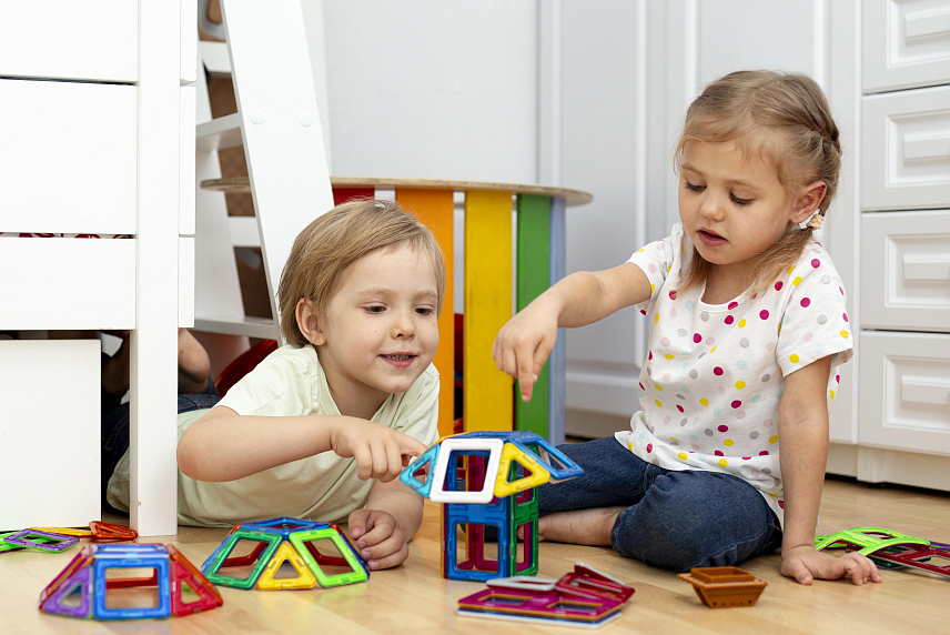 БИЈЕЉИНА, 4. ОКTОБРА /СРНА/ - Исплата права на додатак на дјецу, права на матерински додатак, права на помоћ за опрему новорођенчета, права на пронаталитетну накнаду за трећерођено и четврторођено дијете и права на накнаду родитељу-његоватељу или његоватељу за септембар почела је данас у Републици Српској.	