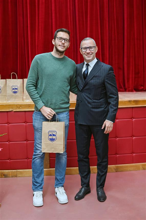 ПРЊАВОР, 4. ОКТОБРА /СРНА/ - Градска управа Прњавор додијелила је ове године награде за пет докторанада и 11 постдипломаца са подручја града.