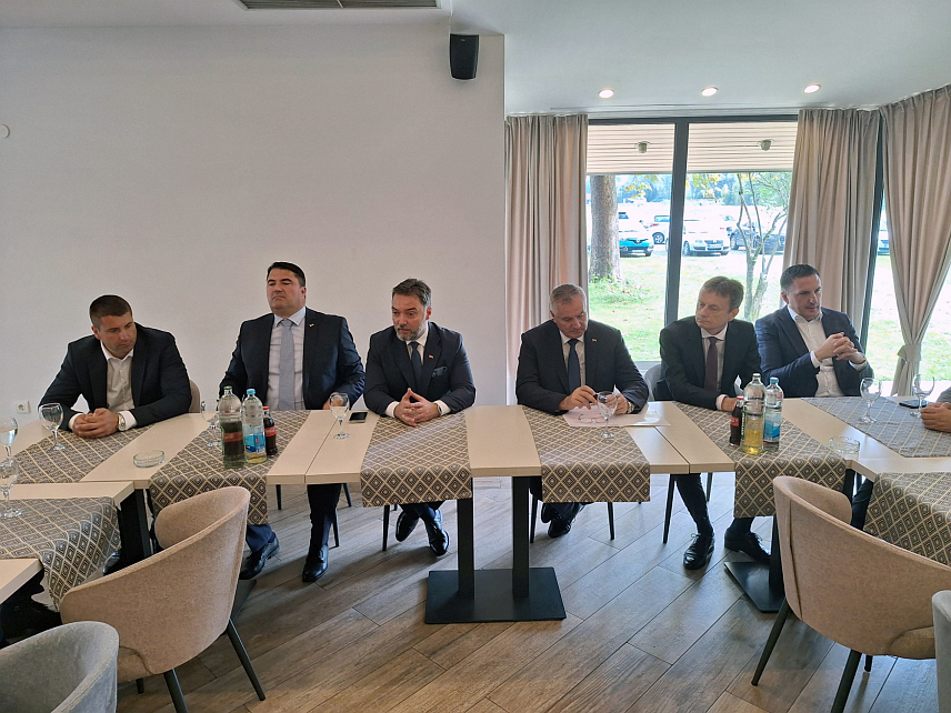 ИСТОЧНО САРАЈЕВО, 4. ОКТОБРА /СРНА/ - Предсједник Владе Републике Српске Радован Вишковић састао се данас у Источном Сарајеву са више од 50 привредника из Источног Сарајева. На састанку су присуствовали и министар спољне трговине и економских односа у Савјету министара Сташа Кошарац и министар за јавна улагања Србије Дарко Глишић.	