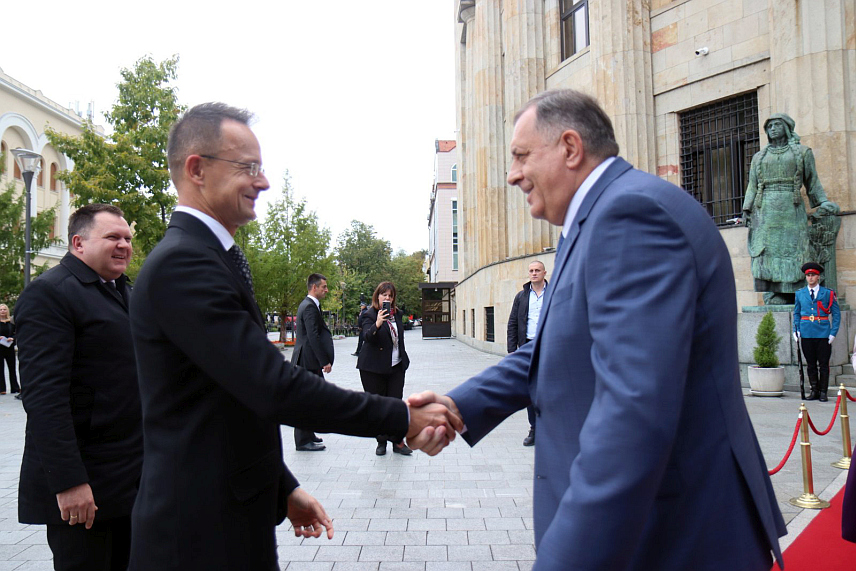 БАЊАЛУКА, 4. ОКТОБРА /СРНА/ - Предсједник Републике Српске Милорад Додик и српски члан Предсједништва БиХ Жељка Цвијановић дочекали су испред Палате Републике министра иностраних послова и трговине Мађарске Петера Сијарта. /фото - Борислав Здриња/	