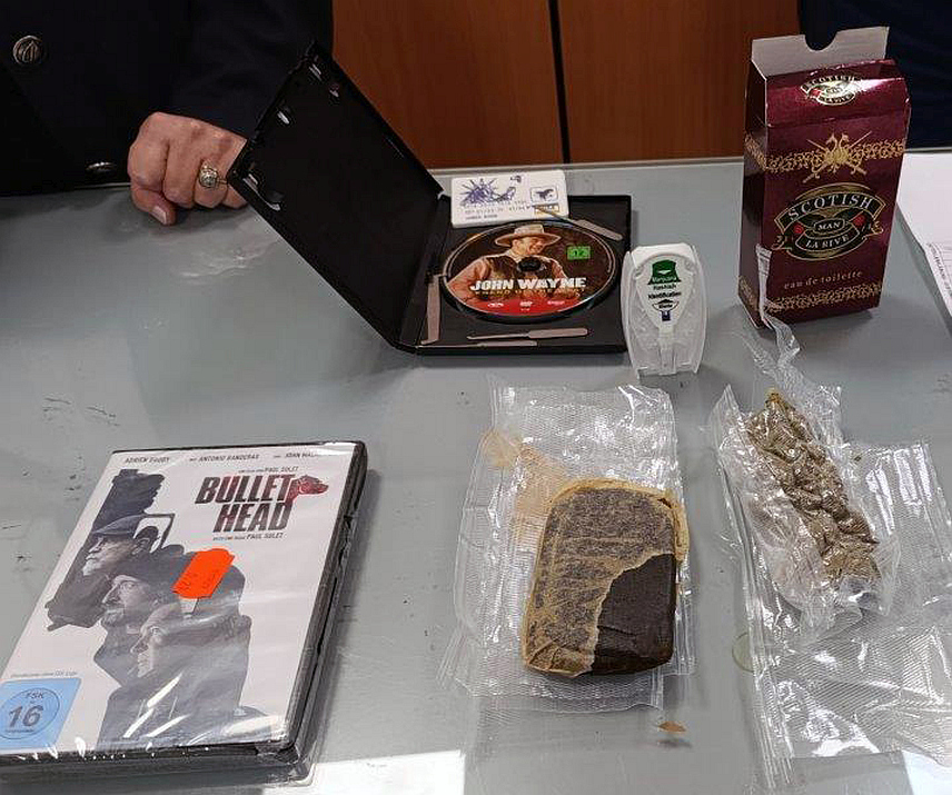 БАЊАЛУКА, 4. ОКТОБРА /СРНА/ - Службеници Управе за индиректно опорезивање /УИО/ БиХ открили су четири пошиљке наркотика у сарадњи са службеницима Поште Сарајево, саопштено је из УИО.