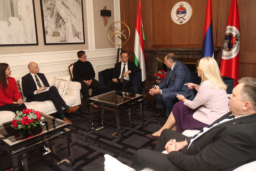 БАЊАЛУКА, 4. ОКТОБРА /СРНА/ - Састанак предсједника Републике Српске Милорада Додика и министра иностраних послова и трговине Мађарске Петера Сијарта одржан данас у Бањалуци. Састанку у Палати Републике су присуствовали и српски члан Предсједништва БиХ Жељка Цијановић и министар за научно-технолошки развој и високо образовање Републике Српске Жељко Будимир. /фото - Борислав Здриња/	