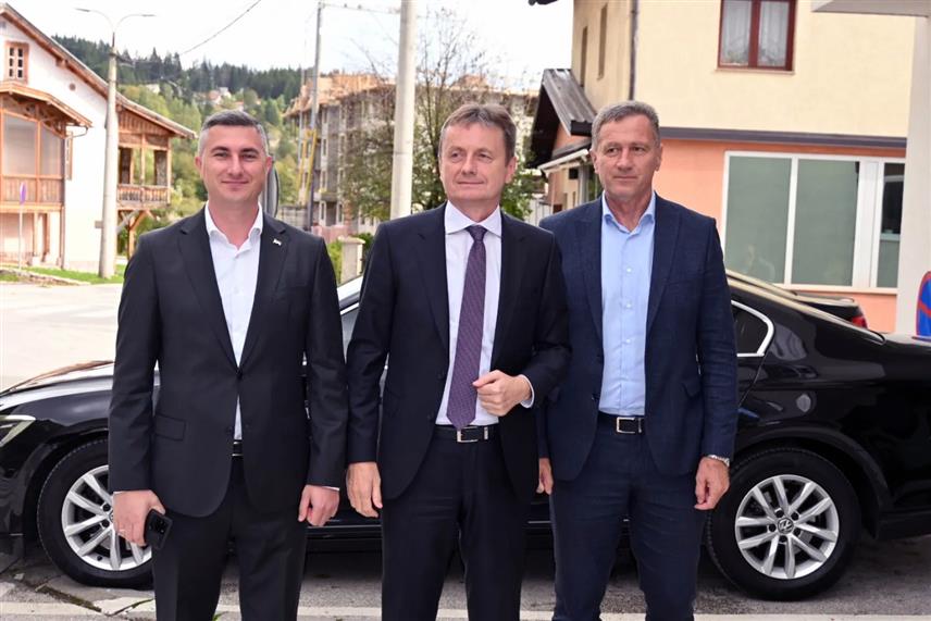 ПАЛЕ, 4. ОКТОБРА /СРНА/ - Састанак народног посланика Дамјана Шкипине, начелника општине Пале Бошка Југовића и министра Србије за јавна улагања Дарка Глишића одржан данас на Палама, којем је присуствовао и предсједник Надзорног одбора Олимпијског центра "Јахрина" и генерални директор "Сарајево-гаса" Недељко Елек.	