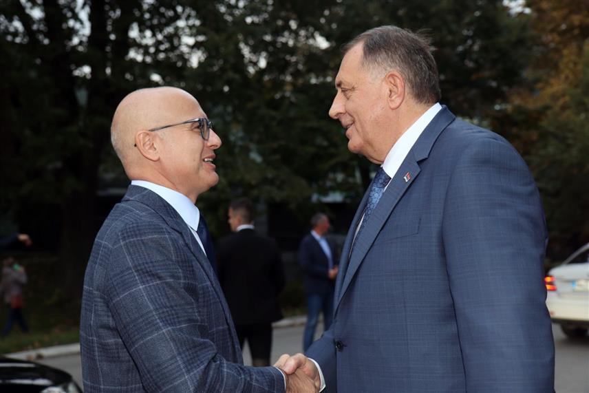 БАЊАЛУКА, 4. ОКТОБРА /СРНА/ - Предсједник СНС-а Милош Вучевић стигао је у Бањалуку гдје ће присуствовати завршној предизборној трибини СНСД-а, а срдачно га је дочекао лидер СНСД-а Милорад Додик. / Фото: Борислав Здриња/