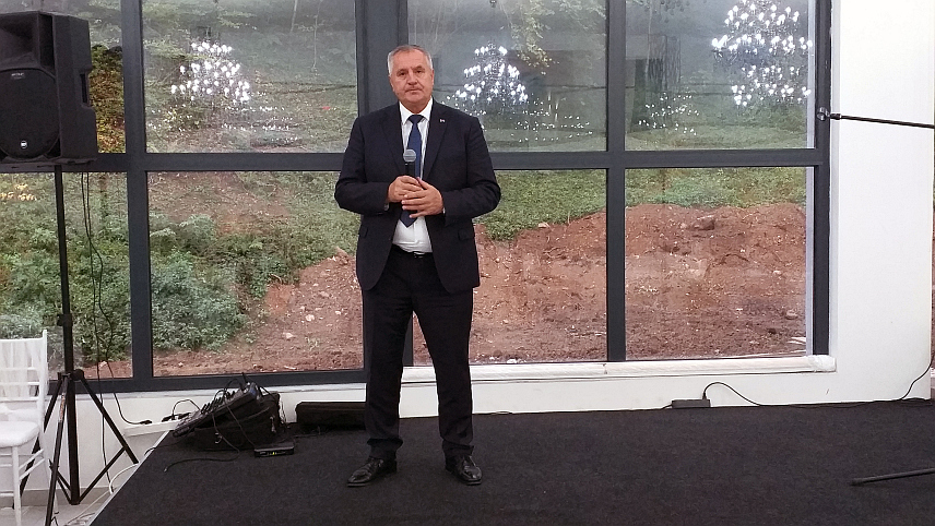 МИЛИЋИ, 4. ОКТОБРА /СРНА/ - Предсједник Владе Републике Српске Радован Вишковић поручио је вечерас да је доста тога урађено у Милићима и да ће наставити да рјешава проблеме грађана и помаже свима.