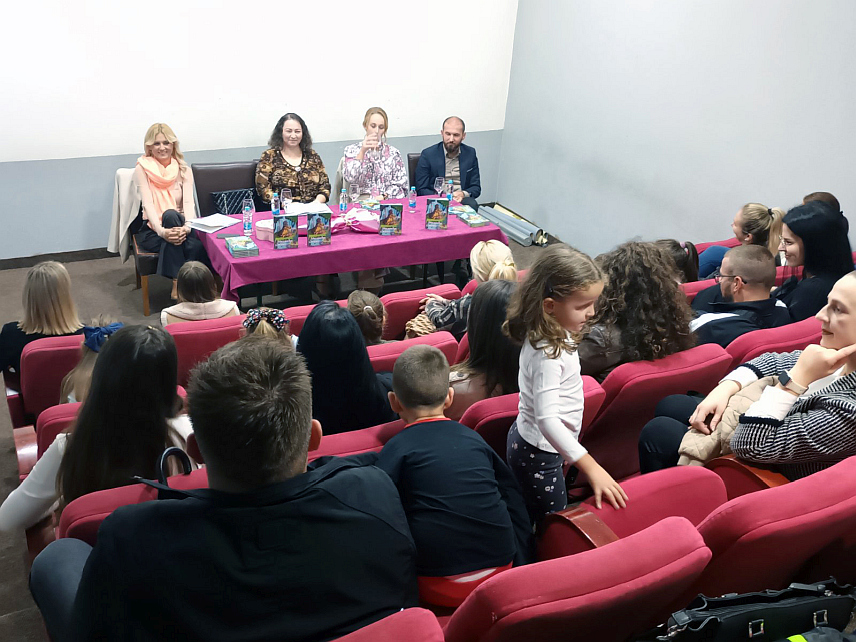 ЗВОРНИК, 4. ОКТОБРА /СРНА/ - Књига "Медвеђе муке" аутора Драгане Стевић из Роћевића код Зворника представљена је вечерас у зворничком Дому омладине.




