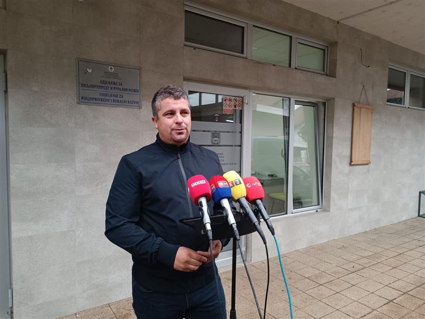 ПРИЈЕДОР, 4. ОКТОБРА /СРНА/ - Начелник Одјељења за пољопривреду и рурални развој Жарко Тубин на конференцији за новинаре у Приједору. 