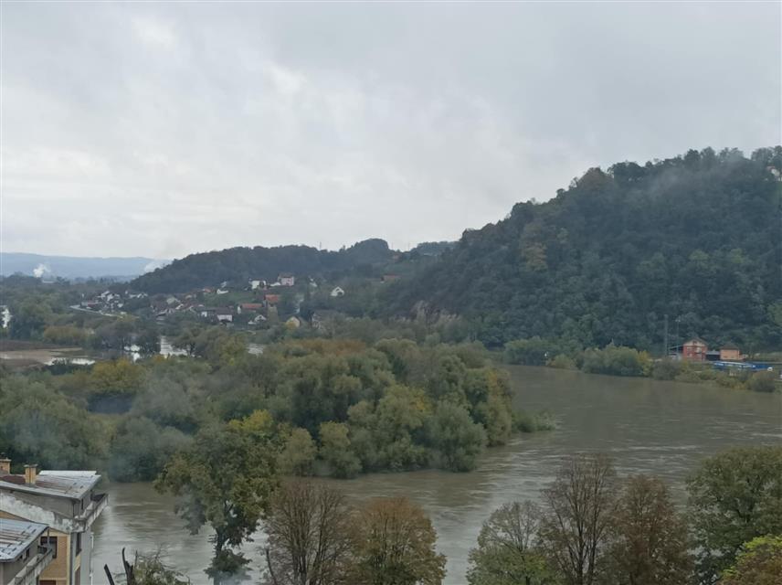 НОВИ ГРАД, 5. ОКТОБРА /СРНА/ - Водостај ријеке Уне у Новом Граду јутрос у 7.00 часова износио је 375 центиметара, што је за 128 центиметара више него јуче.