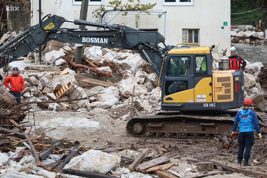 САРАЈЕВО, 5. ОКТОБРА /СРНА/ - Тимови Републичке управе цивилне заштите који се налазе у Јабланици наставили су потрагу за несталима и рашчишћавању путева.