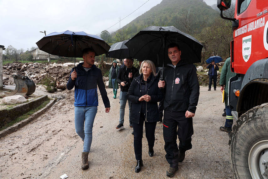 КОЊИЦ, 5. ОКТОБРА /СРНА/ - Предсједавајућа Савјета министара Борјана Кришто која је данас заједно са предсједником Владе Херцеговачко-неретванског кантона Маријом Бухач обишла мјеста у Јабланици и Коњицу погођена поплавама поручила је да се цјелокупно друштво треба ангажовати на санирању посљедица ове природне катастрофе.