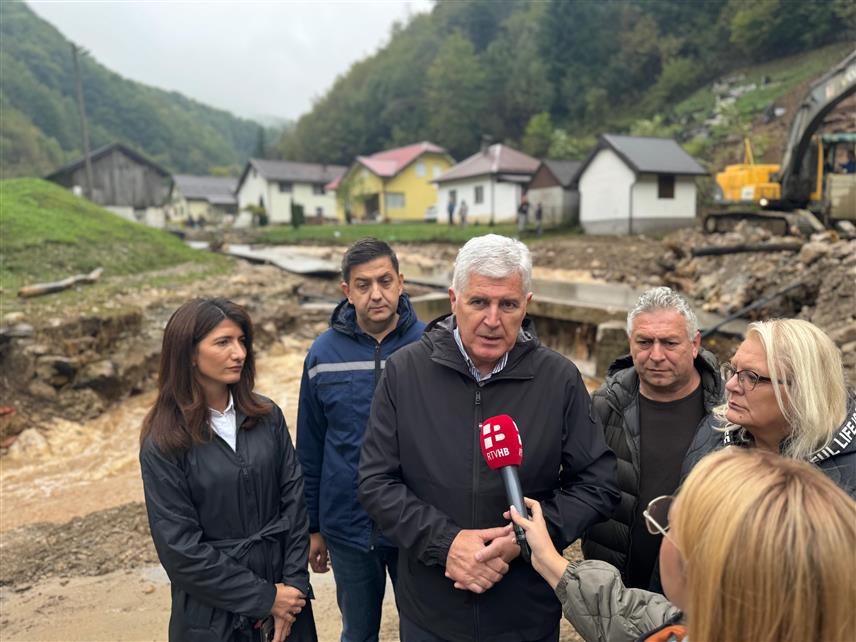 МОСТАР, 5. ОКТОБРА /СРНА/ - Предсједавајући Дома народа Парламентарне скупштине БиХ Драган Човић посјетио је Кисељак и Крешево како би се упознао о ситуацији на терену након поплава које су погодиле ово подручје.