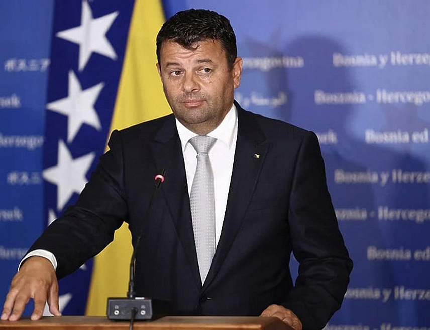 САРАЈЕВО, 5. ОКТОБРА /СРНА/ - Министар за људска права и избјеглице у Савјету министара Севлид Хуртић ставио је на располагање 20 расположивих стамбених јединица за све којима је потребна хитна помоћ због катастрофалних поплава које су задесиле Јабланицу, Коњиц, Фојницу, Кисељак и друга мјеста у Федерацији БиХ /ФБиХ/.