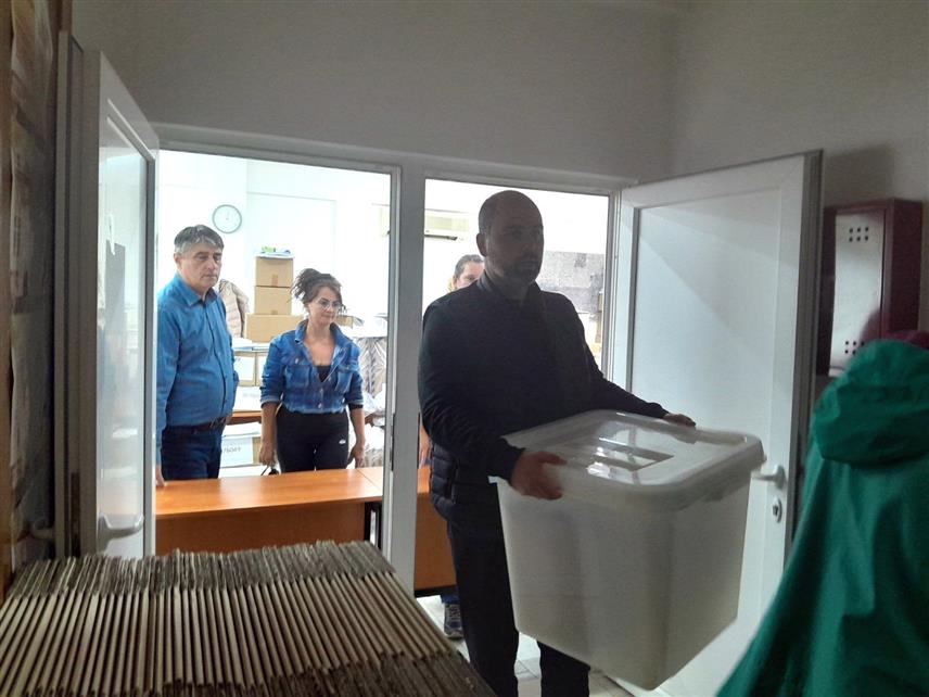 НОВИ ГРАД, 5. ОКТОБРА /СРНА/ - Бирачки одбори у Новом Граду преузели су изборни материјал за сутрашње локалне изборе, а на основу извода из редовног бирачког списка право гласа у овој општини има 26.020 бирача, речено је Срни у Општинској изборној комисији /ОИК/.