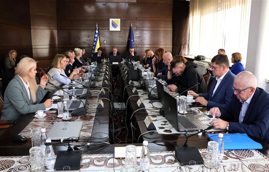 САРАЈЕВО, 5. ОКТОБРА /СРНА/ - Влада Федерације БиХ упутила је са данашње хитне сједнице захтјев Савјету министара за тражење међународне помоћи за подручја погођена поплавама у ФБиХ.