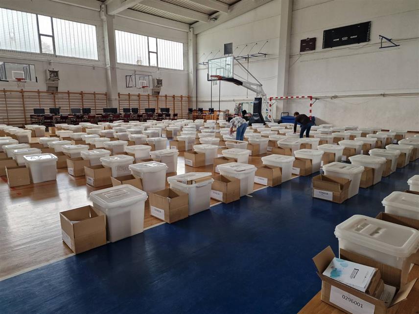 БИЈЕЉИНА, 5. ОКТОБРА /СРНА/ - У спортској сали Основне школе "Вук Караџић" у Бијељини у току је подјела изборног материјала предсједницима бирачких одбора са 183 бирачка мјеста која ће сутра бити отворена за локалне изборе на којима право гласа има 111.588 бирача.