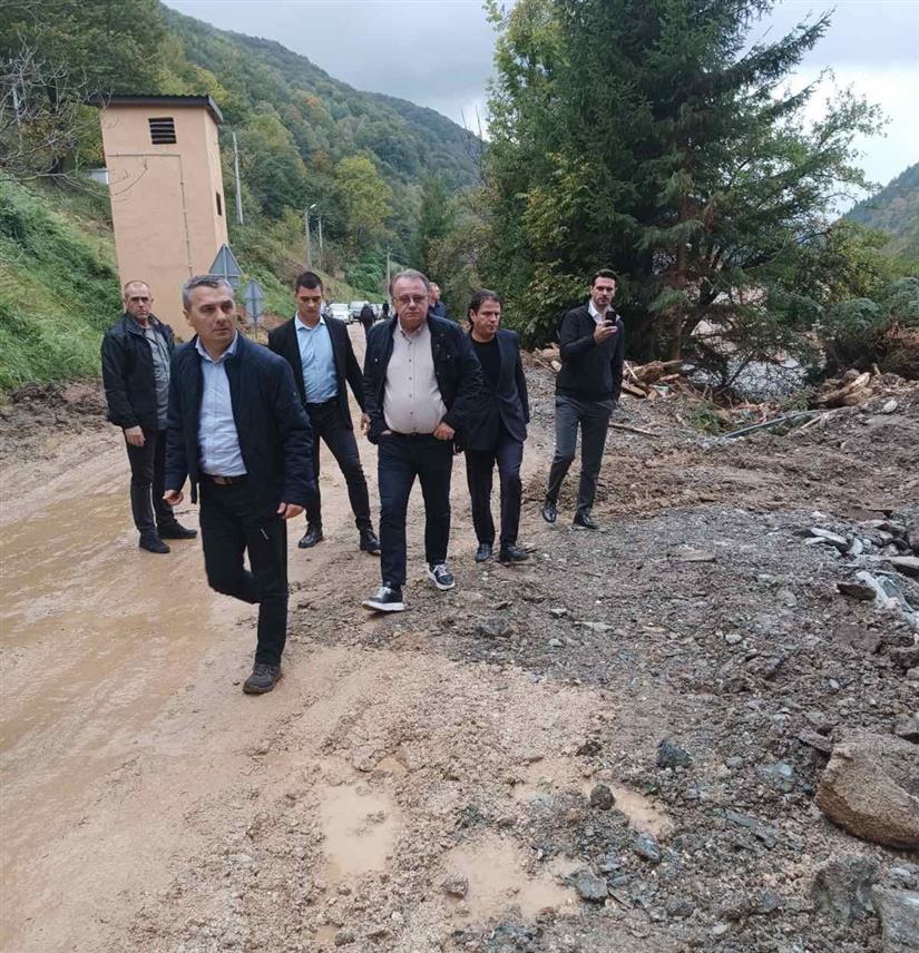 САРАЈЕВО, 5. ОКТОБРА /СРНА/ - Делегација Владе Федерације БиХ на челу са премијером Нермином Никшићем посјетила је подручја угрожена поплавама у општинама Фојница, Кисељак и Крешево и разговарала са представницима локалних власти с циљем сагледавања штете, утврђивања приоритета и што бржег обезбјеђивања помоћи.