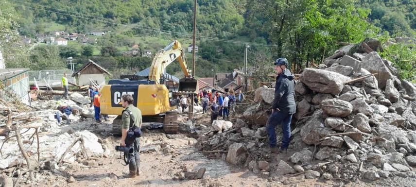 САРАЈЕВО, 5. ОКТОБРА /СРНА/ - Припадници Оружаних снага БиХ активно СУ ангажовани на санирању посљедица катастрофалних поплава у Федерацији БиХ и сви ресурси стављени су и данас на располагање цивилним структурама, саопштено је из Министарства одбране у Савјету министара.