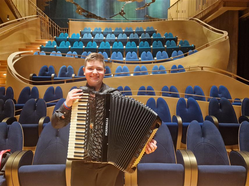 БИЈЕЉИНА, 5. ОКТОБРА /СРНА/ - Ђорђе Перић, четрнаестогодишњи виртуоз из Бијељине наступио је вечерас у препуној Сали Краљице Силвије у Стокхолму, гдје је одушевио публику заједно са гудачким ансамблом, саопштено је из Основне музичке школе "Корнелије Станковић" Бијељина.