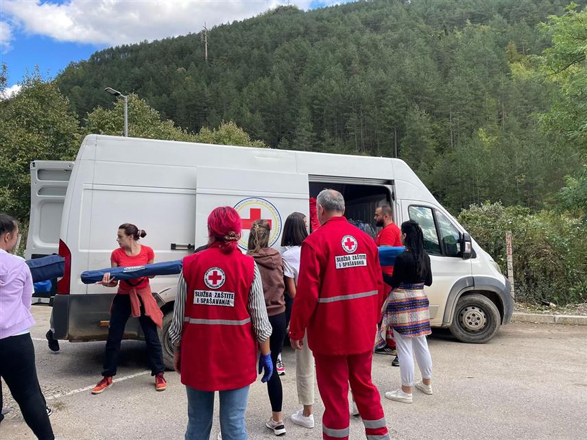 САРАЈЕВО, 5. ОКТОБРА /СРНА/ - Друштво Црвеног крста/крижа БиХ у складу са својом мисијом и овлаштењима покренуло је више активности како би се помогло становницима Јабланице, Коњица, Кисељака, Фојнице и Крешева који су суочени са катастрофалним посљедицама интензивних падавина.
