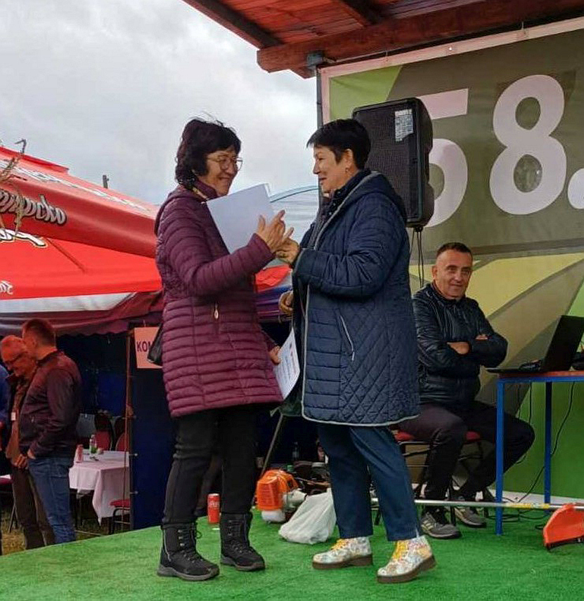 СОКОЛАЦ, 5. ОКТОБРА /СРНА/ - Домаћица Гордана Боровчанин из Брејаковића код Сокоца годинама производи романијски скоруп-кајмак по рецепту мајке, излаже га од 2015. године и доноси награде са Регионалне пољопривредне изложбе и сајма у Рогатици, па се тако и ове године нашла међу награђенима за млади кајмак прве и зрели кајмак друге класе.