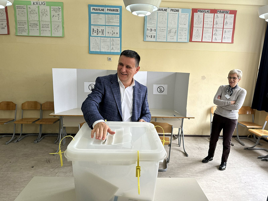 БАЊАЛУКА, 6. ОКТОБРА /СРНА/ - Носилац листе СНСД-а за Скупштину града Бањалука Владо Ђајић гласао је јутрос на бирачком мјесту у бањалучкој Основној школи "Петар Петровић Његош". /ЕМБАРГО ДО 19.00 ЧАСОВА/	