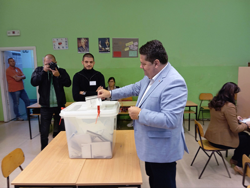 БАЊАЛУКА, 6. ОКТОБРА /СРНА/ - Предсједник Уједињене Српске Ненад Стевандић је гласао на бирачком мјесту у бањалучкој Основној школи "Бранко Радичевић". /ЕМБАРГО ДО 19.00 ЧАСОВА/
