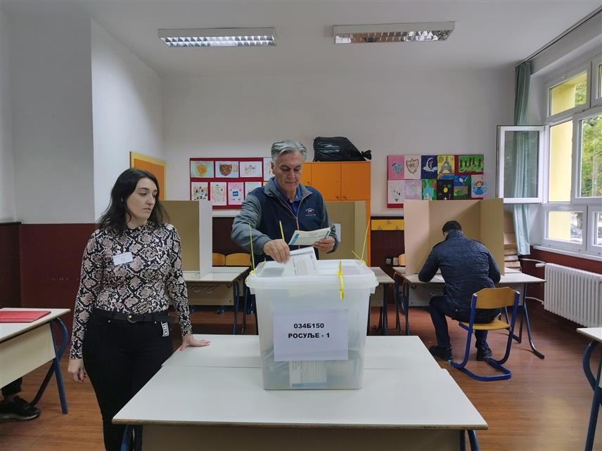 БАЊАЛУКА, 6. ОКТОБРА /СРНА/ - Министар унутрашњих послова Републике Српске Синиша Каран гласао је данас у бањалучкој Мјесној заједници Росуље.