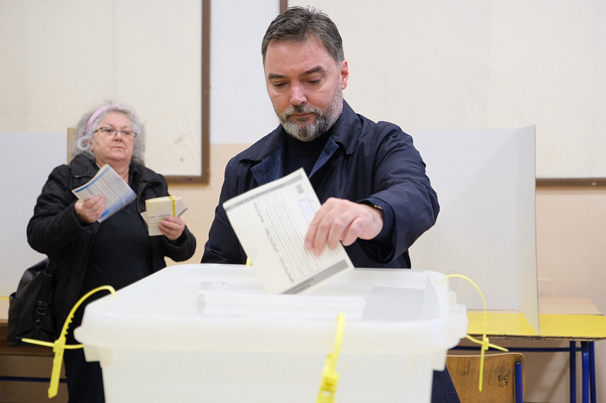 ИСТОЧНА ИЛИЏА, 6. ОКТОБРА /СРНА/ - Носилац листе СНСД-а за одборнике у Скупштини општине Источна Илиџа Сташа Кошарац гласао је данас на локалним изборима у Источној Илиџи. /ЕМБАРГО ДО 19.00 ЧАСОВА/	