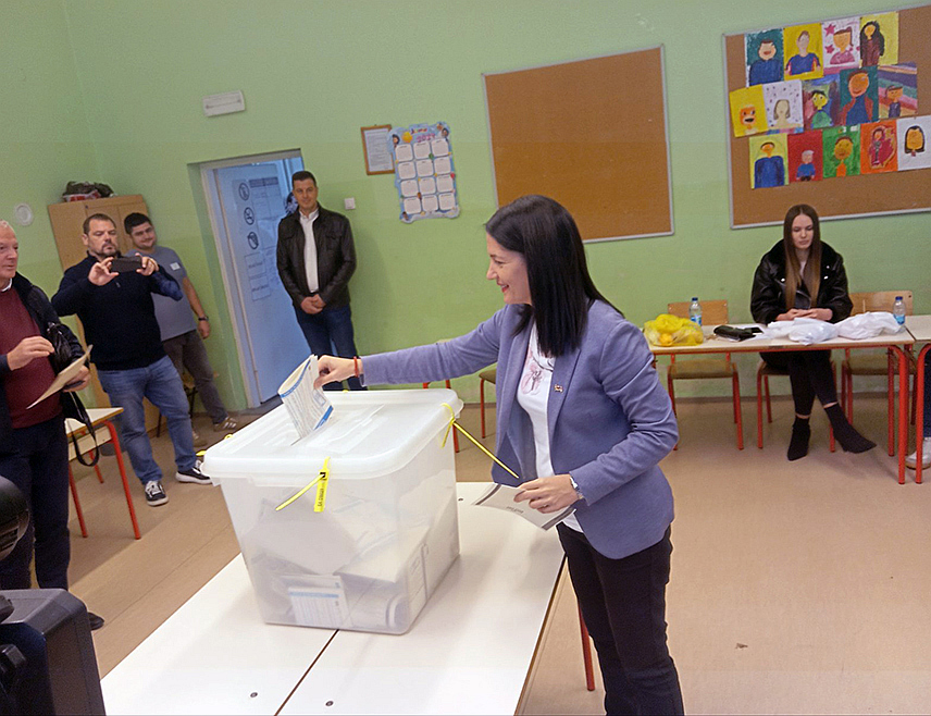 БАЊАЛУКА, 6. ОКТОБРА /СРНА/ - Кандидат Народног фронта за градоначелника Бањалуке Јелена Тривић је гласала на бирачком мјесту у Основној школи "Бранко Радичевић". /ЕМБАРГО ДО 19. 00 ЧАСОВА/