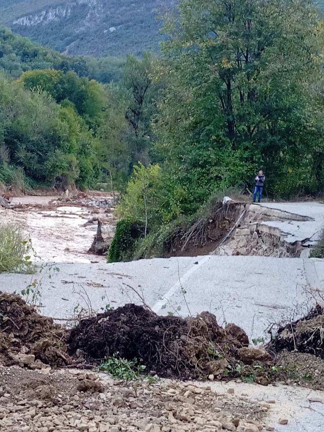 КОЊИЦ, 6. ОКTОБРА /СРНА/ - Мјештанин са подручја Неретвице код Коњица Семир Хакаловић упутио је апел за помоћ становницима овог краја гдје је одсјечено 100 домаћинстава и најмање 200 људи који су без струје, воде и лијекова.	