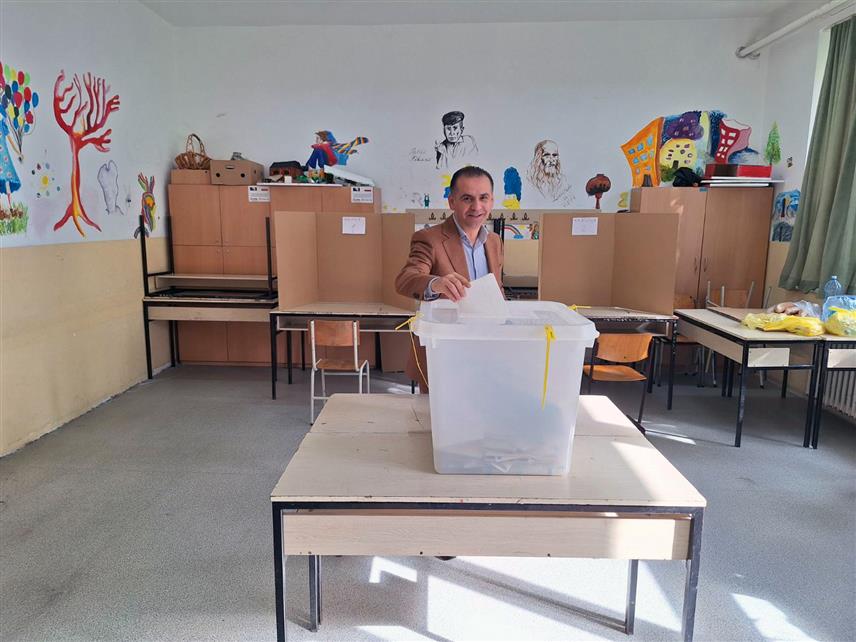 ШАМАЦ, 6. ОКTОБРА /СРНА/ - Кандидат СДС-а за начелника општине Шамац Ђорђе Милићевић гласао је данас у Шамцу на бирачком мјесту у Основној школи. /ЕМБАРГО ДО 19.00 ЧАСОВА/	