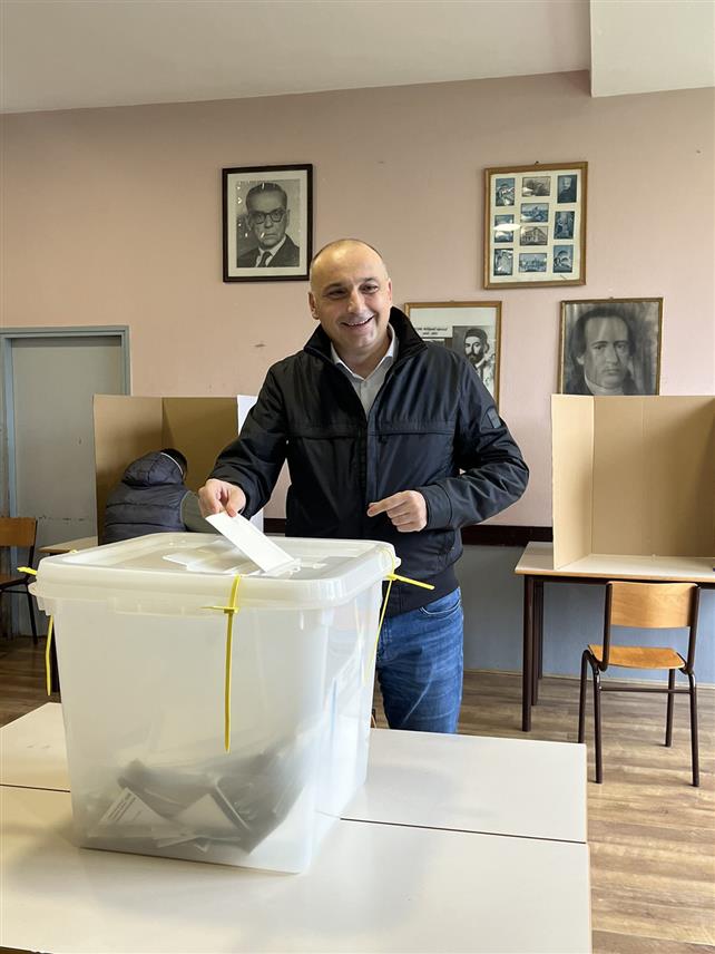 КОЗАРСКА ДУБИЦА, 6. ОКТОБРА /СРНА/ - Предсједник Народне партије Српске /НПС/ Дарко Бањац гласао је данас у Средњошколском центру у Козарској Дубици. /ЕМБАРГО ДО 19.00 ЧАСОВА/	