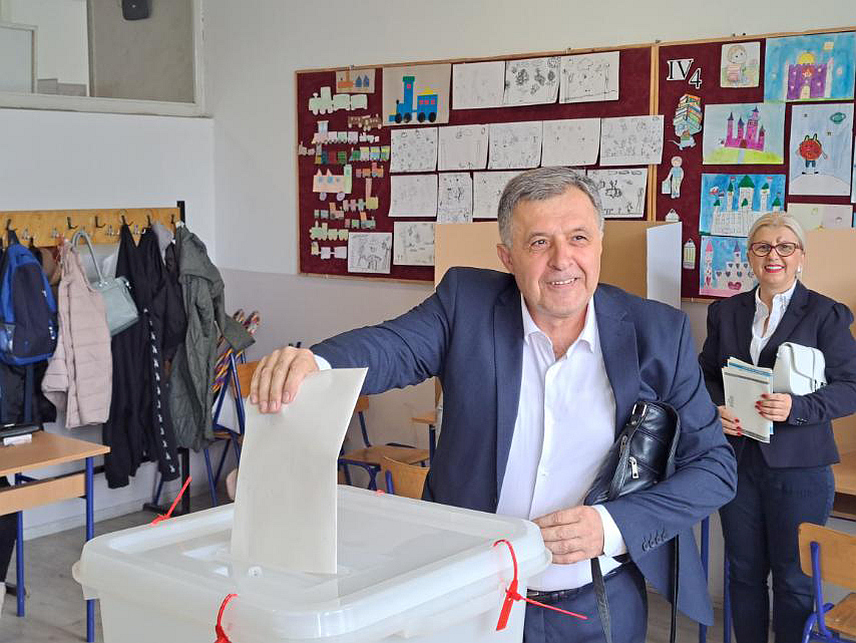 БИЈЕЉИНА, 6. ОКТОБРА /СРНА/ - Кандидат СНСД-а за градоначелника Бијељине Микајло Лазић гласао је данас на бирачком мјесту у Бијељини. /ЕМБАРГО ДО 19.00 ЧАСОВА/