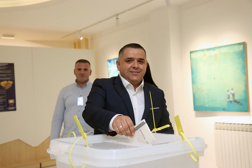 ЛАКТАШИ, 6. ОКТОБРА /СРНА/ - Кандидат СНСД-а за градоначелника Лакташа Мирослав Бојић гласао је на гласачком мјесту Дом културе у Лакташима. /ЕМБАРГО ДО 19.00 ЧАСОВА/ /Фото: Борислав Здриња/