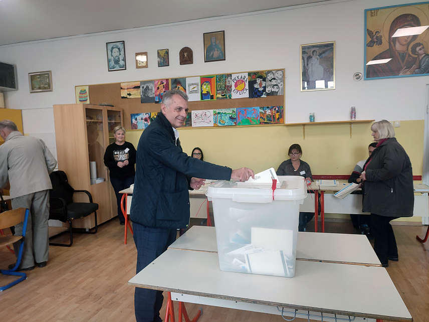 БАЊАЛУКА, 6. ОКТОБРА /СРНА/ - Предсједник Независног покрета "Својим путем" Игор Радојичић је гласао на бирачком мјесту у бањалучкој Основној школи "Иво Андрић"/ ЕМБАРГО ДО 19.00 ЧАСОВА/