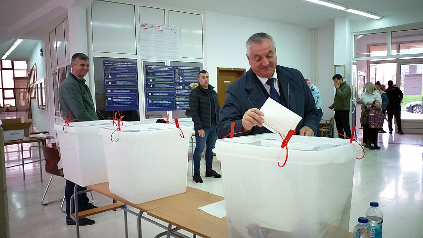 МИЛИЋИ, 6. ОКTОБРА /СРНА/ - Потпредсједник СНСД-а Радован Вишковић је гласао данас у Средњошколском центру "Милутин Миланковић" у Милићима. /ЕМБАРГО ДО 19.00 ЧАСОВА/	