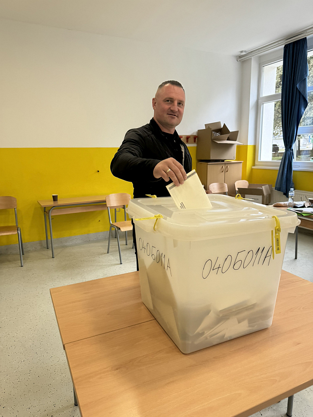 СТАНАРИ, 6. ОКТОБРА /СРНА/ - Кандидат СНСД-а за начелника Станара Дамир Керић гласао је данас на бирачком мјесту у Станарима. /ЕМБАРГО ДО 19.00 ЧАСОВА/	