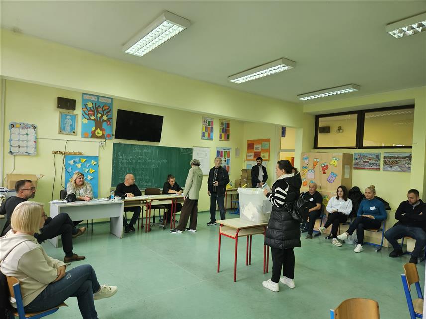 ПРИЈЕДОР, 6. ОКТОБРА /СРНА/ - У Приједору је до 11.00 часова на локалним изборима гласало 9.069 грађана или 10,63 одсто уписаних у бирачки списак.	
