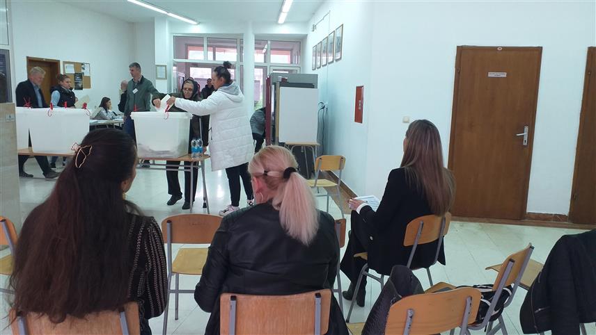 МИЛИЋИ, 6. ОКTОБРА /СРНА/ - На биралиштима за локалне изборе у општини Милићи до 11.00 часова гласало је 21,74 одсто од укупног броја бирача.