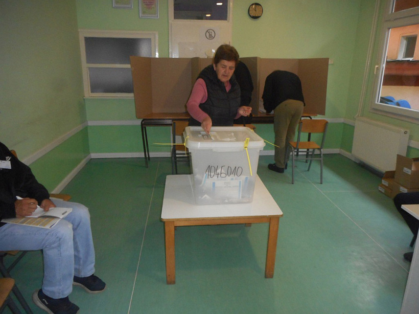 СРЕБРЕНИЦА, 6. ОКТОБРА /СРНА/- На биралишта у општини Сребреница до 11.00 часова изашло је 17 одсто или 2.090 бирача који су остварили своје бирачко право.