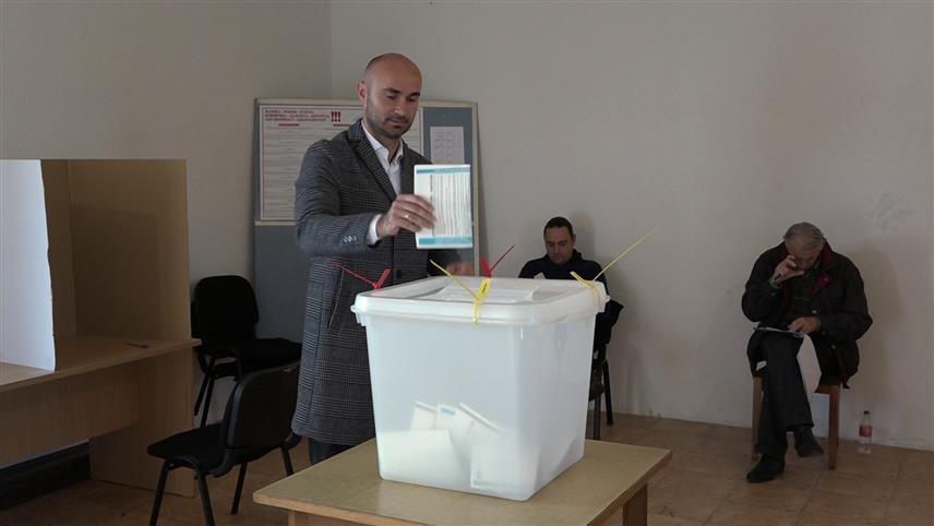 ШАМАЦ, 6. ОКTОБРА /СРНА/ - Кандидат СНСД-а за начелника општине Шамац Милан Ђурђевић је гласања у Мјесној заједници Брвник код Шамца. / ЕМБАРГО ДО 19. 00 ЧАСОВА/