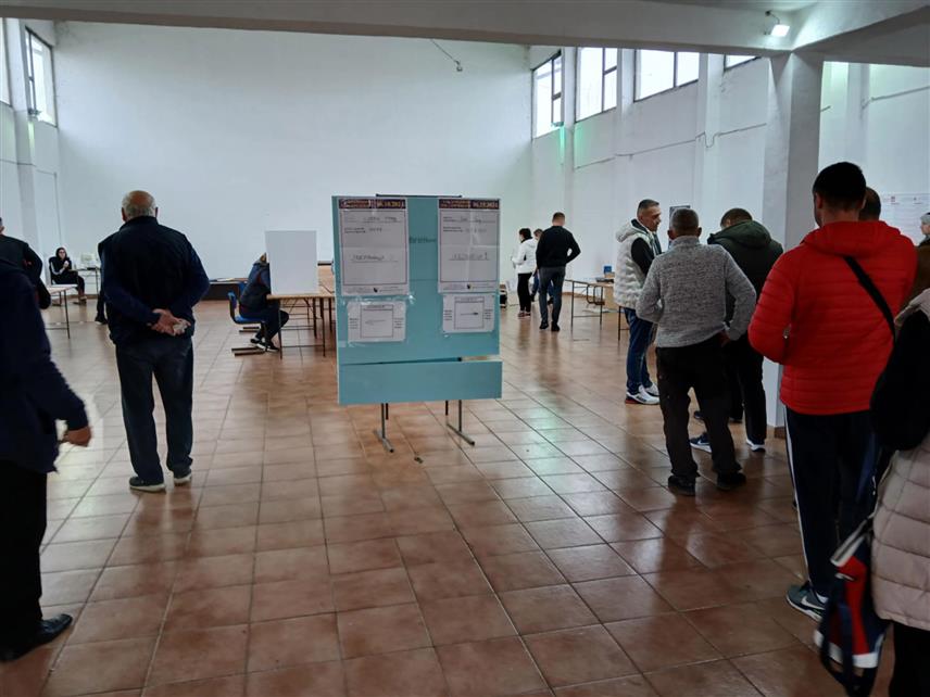 НОВИ ГРАД, 6. ОКТОБРА /СРНА/ - Предсједник Општинске изборне комисије Љубан Кнежевић рекао је Срни да је у основној изборној јединици Нови Град до 11.00 часова на биралишта изашло 4.082 бирача или 15,79 одсто њих са правом гласа.