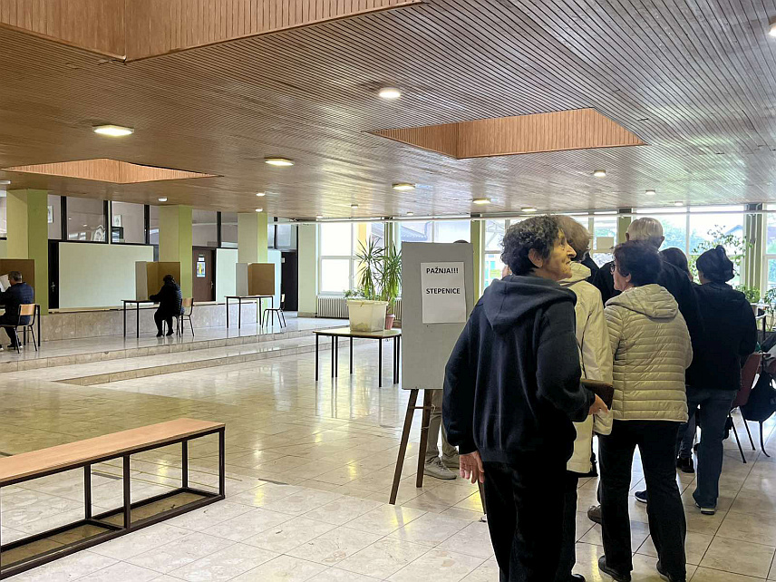 КОЗАРСКА ДУБИЦА, 6. ОКTОБРА /СРНА/ - У Козаркој Дубици до 11.00 часова гласало је 4.058 грађана, што је 17,62 одсто од укупног броја бирача у тој локалној заједници.	