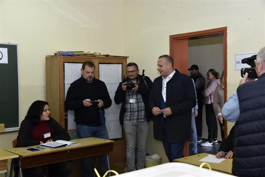 БАЊАЛУКА, 6. ОКТОБРА /СРНА/ - Кандидат СНСД-а за бањалучког градоначелника Никола Шобот је гласао у Основној школи /ОШ/ "Доситеј Обрадовић" у Бањалуци./ЕМБАРГО ДО 19.00 ЧАСОВА/