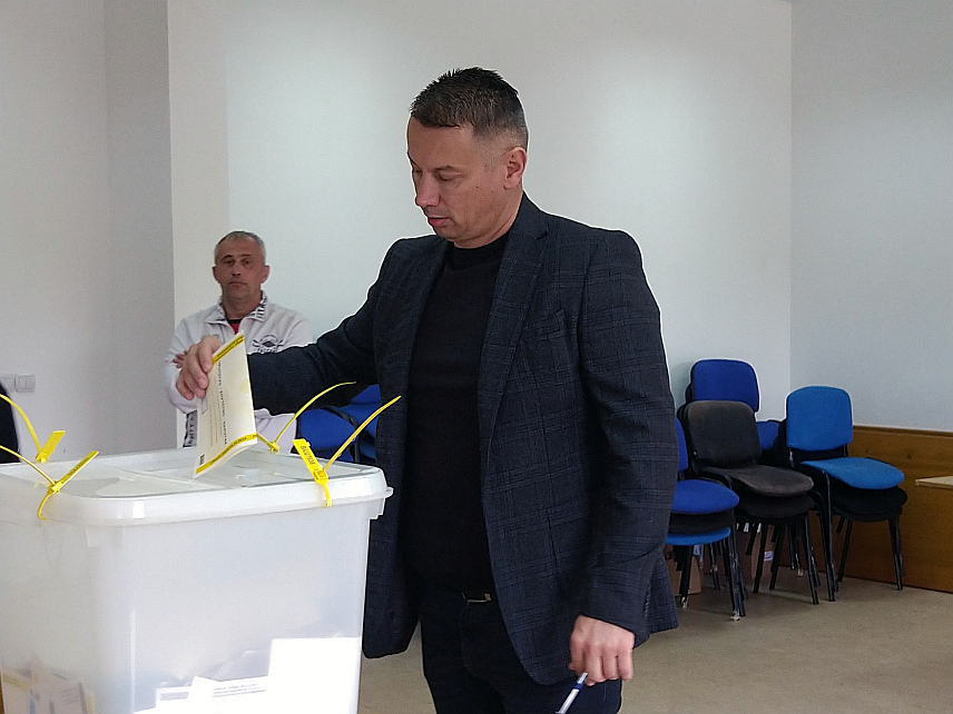 ИСТОЧНО НОВО САРАЈЕВО, 6. ОКТОБРА /СРНА/ - Предсједник ДНС-а Ненад Нешић гласао је у мјесној заједници Топлик-Тилава у Источном Новом Сарајеву. /ЕМБАРГО ДО 19.00. ЧАСОВА/