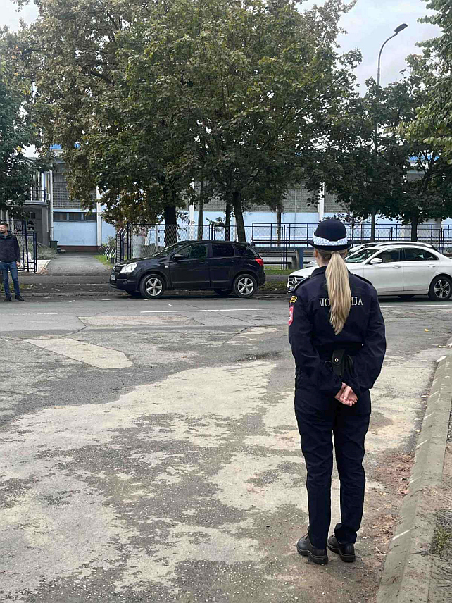 БАЊАЛУКА, 6. ОКТОБРА /СРНА/ - Полиција је казнила лице чији су иницијали С.Ј. из Источног Старог Града које је пријављено да је јутрос пријетило члану бирачког одбора на Хреши, саопштено је из Министарства унутрашњих послова Републике Српске.