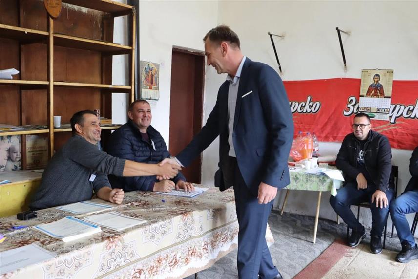 УГЉЕВИК, 6. ОКTОБРА /СРНА/ - Кандидат СНСД-а за начелника општине Угљевик Драган Гајић гласао је данас на бирачком мјесту у Старом Угљевику.