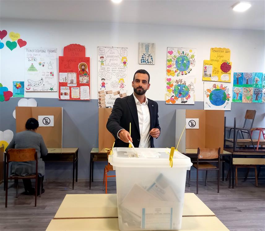 ТРЕБИЊЕ, 6. ОКТОБРА /СРНА/ - Кандидат "Листе за правду и ред" за градоначелника Требиња Лазар Радан гласао је на бирачком мјесту у Основној школи "Свети Василије Острошки и Тврдошки" у Требињу.